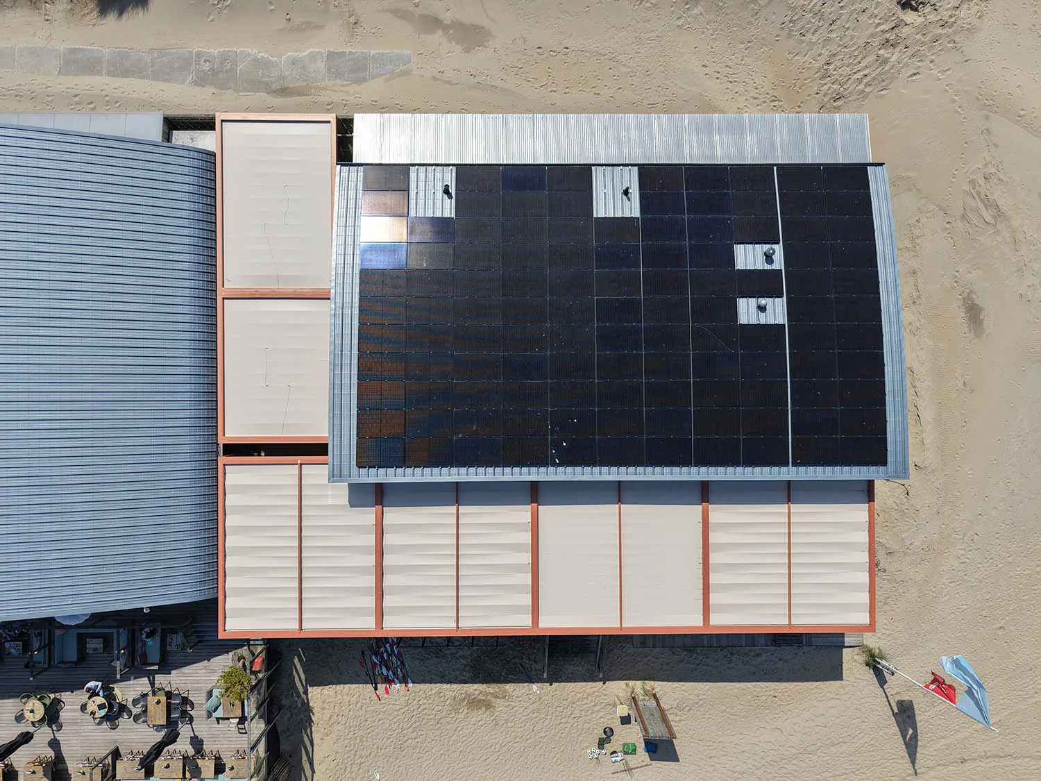 Luchtfoto van een horecadak aan het strand