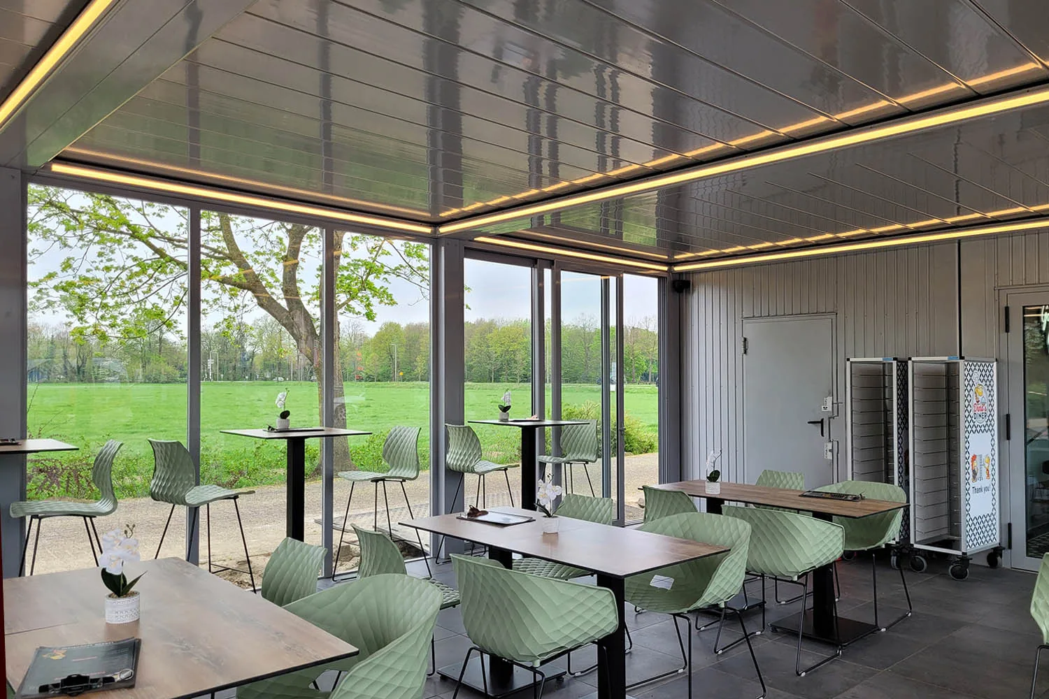 Licht horecaterras met glazen wanden