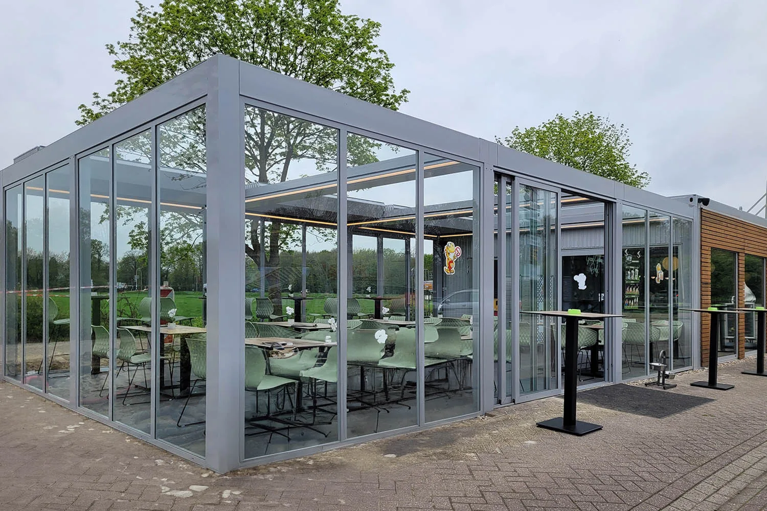 Buitenzijde van een glazen horecapaviljoen