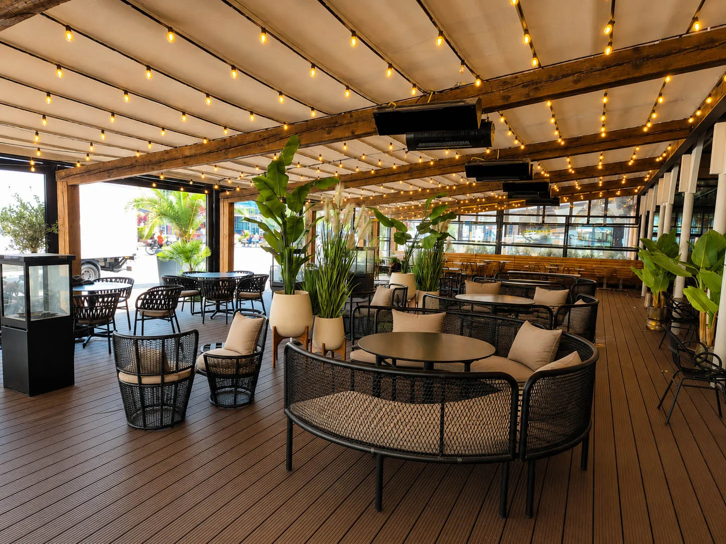 Overdekte horecalounge met warme verlichting