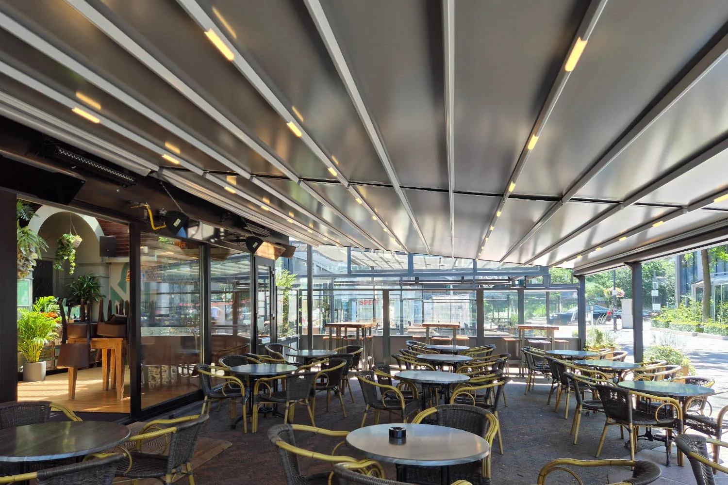 Groot stadsterras onder een overkapping