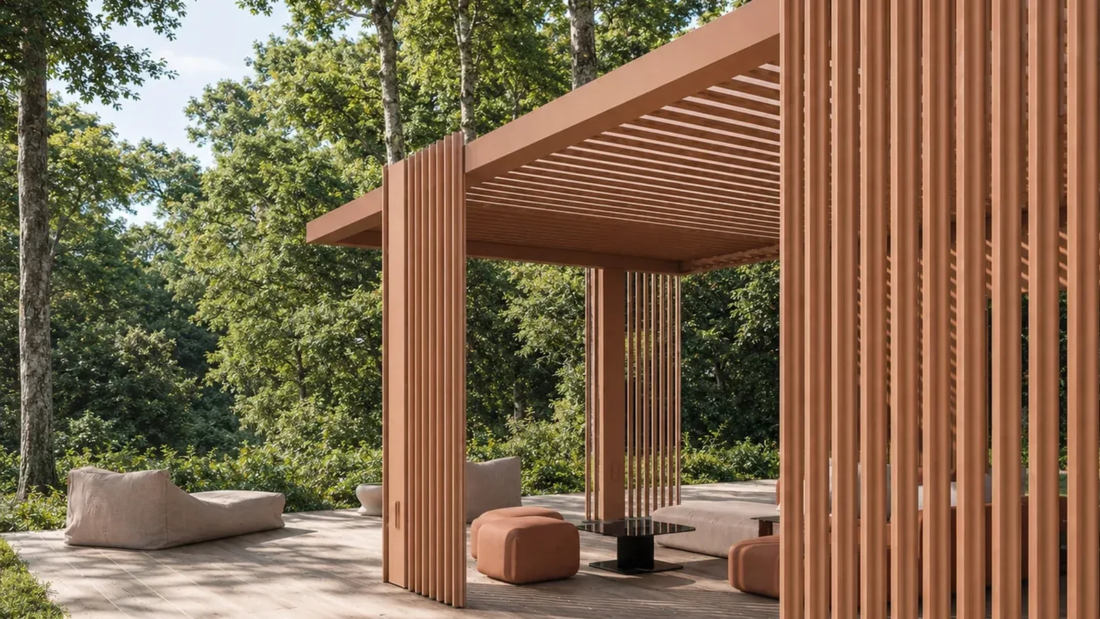 CODE overkapping met verticale designspijlen in een groene tuin