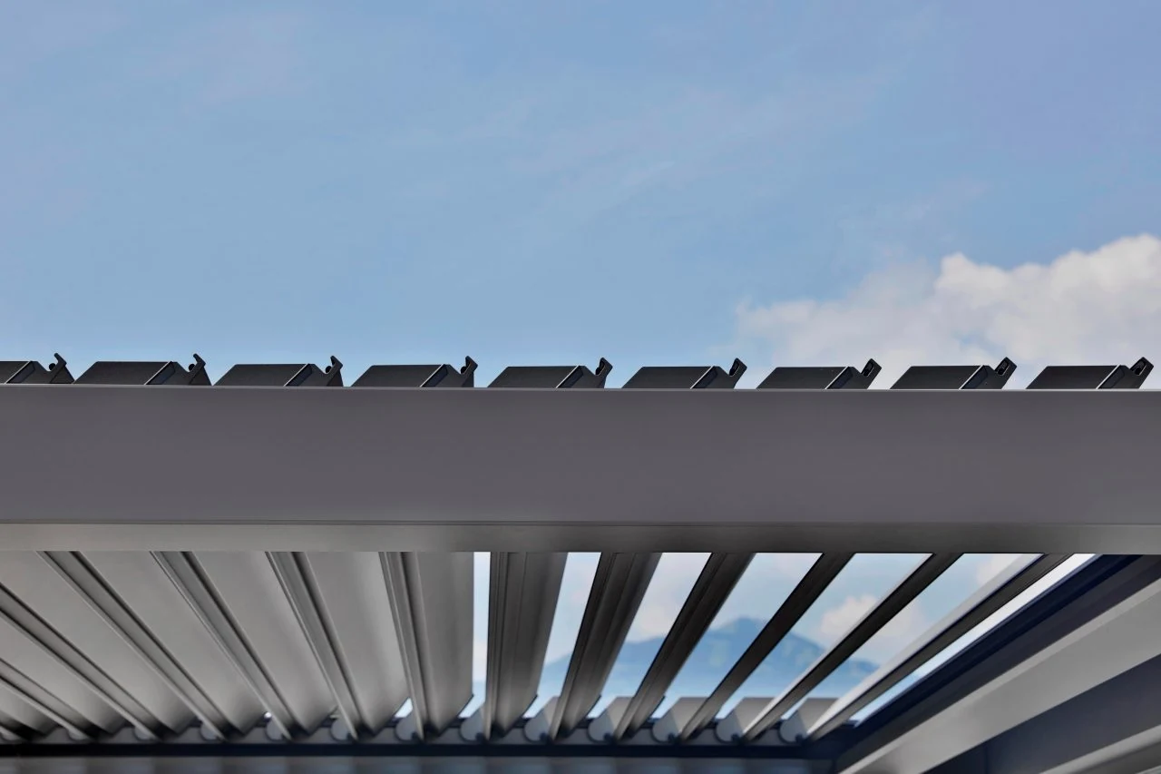 Ruim terras onder een moderne Pergolife overkapping
